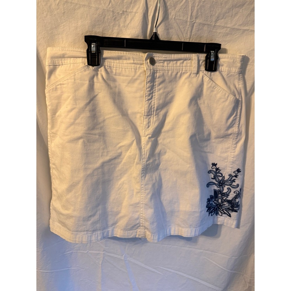 Croft & Barrow Womens White Embroidered Skort Size 12 Stretch Cotton Floral Navy